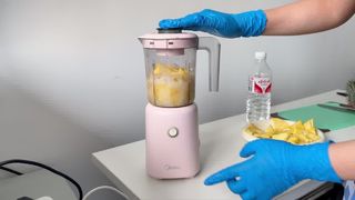 Từ trái cây đến đế cocktail trong suốt – Máy ly tâm CTL550 đang hoạt động