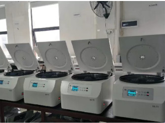 Giá tốt. 4000 vòng / phút Swing Out Máy ly tâm đứng sàn Rotor để chiết xuất dầu trực tuyến